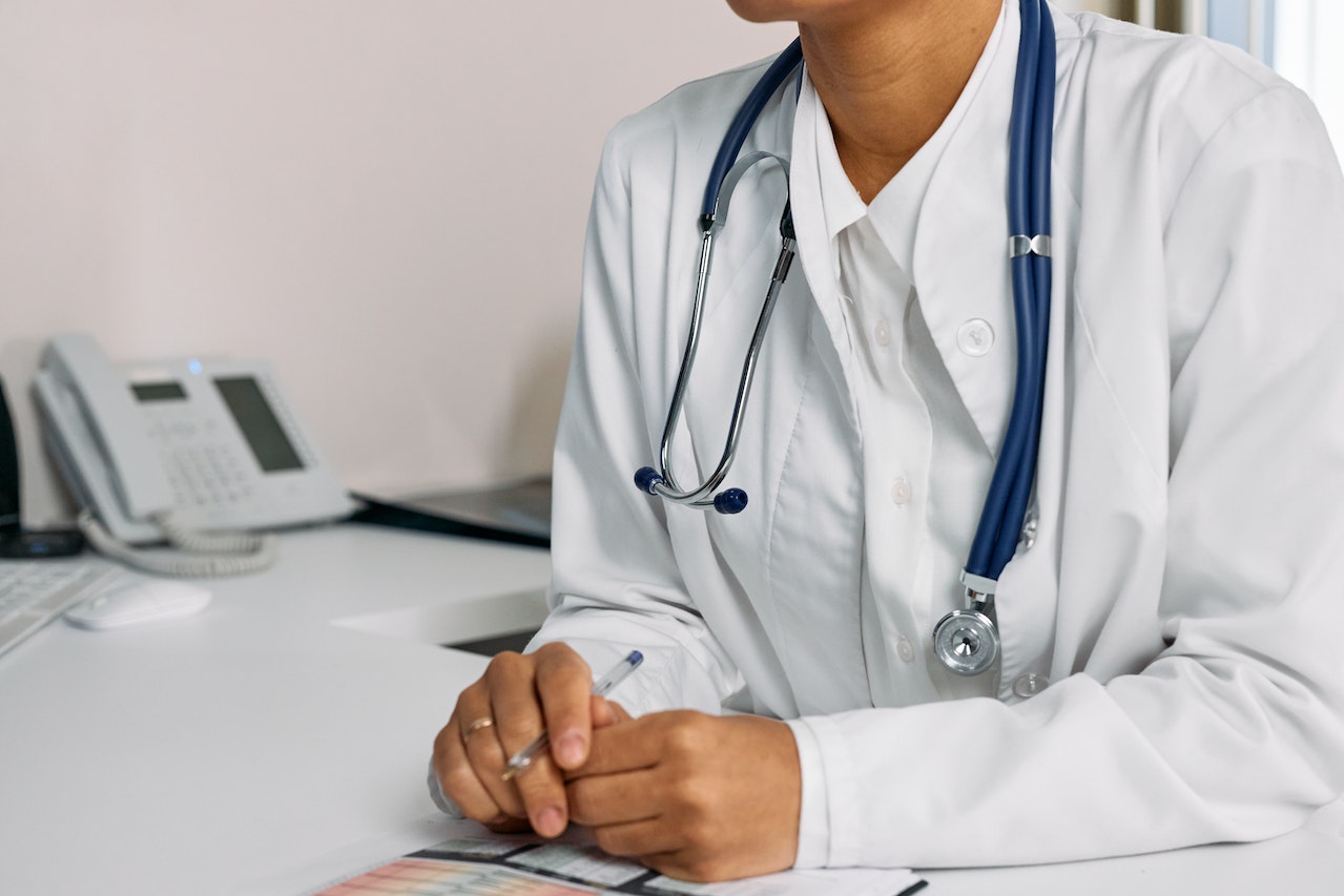 doctor siting to discuss autoimmune symptom checker with patient